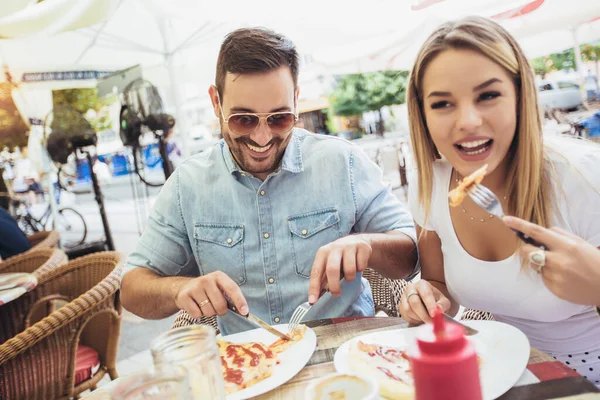 Couple Eating Pizza Outdoors Smiling Sharing Pizza Outdoor Cafe — Stock Photo, Image