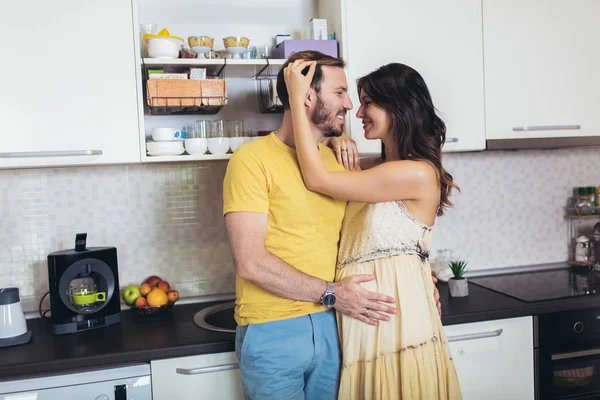 怀孕的夫妇 快乐的家庭在厨房里有丈夫的孕妇 — 图库照片