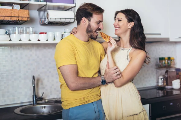 Беременная Пара Счастливая Семья Беременная Женщина Мужем Кухне — стоковое фото