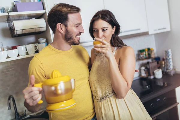 妊娠中のカップル 幸せな家族だ 台所で夫と妊娠中の女性 — ストック写真