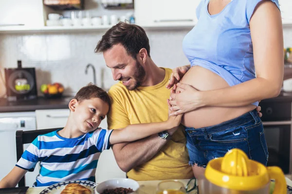 孕妇和她的家人在厨房吃早餐 — 图库照片
