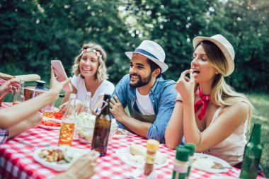 Doğada birlikte öğle yemeği keyfi arkadaşlar grubu.
