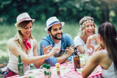 Doğada birlikte öğle yemeği keyfi arkadaşlar grubu.