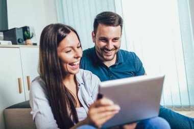 Online dijital tablet vaktinizi mutlu genç Çift.