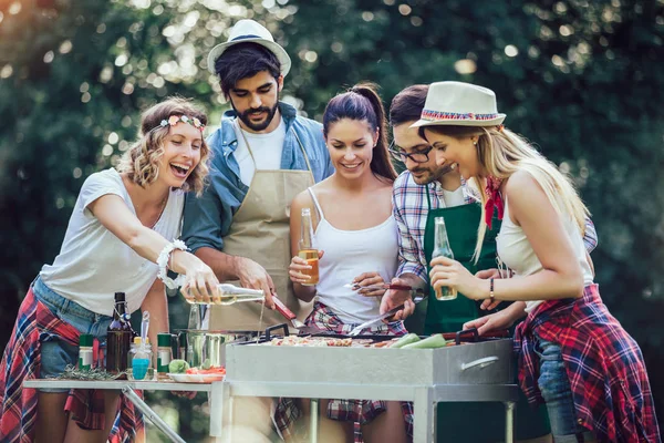 Vänner Som Grillar Och Äter Lunch — Stockfoto