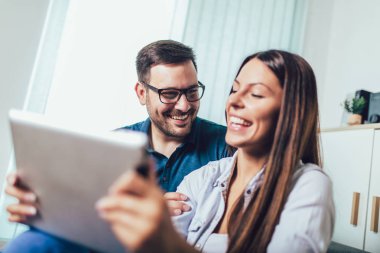Online dijital tablet vaktinizi mutlu genç Çift.