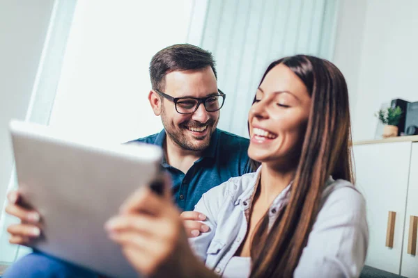 Happy Young Couple Enjoying Time Online Digital Tablet — Stock Photo, Image