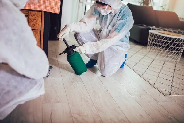 Specialisten Beschermende Pakken Doen Desinfectie Ongediertebestrijding Het Appartement — Stockfoto