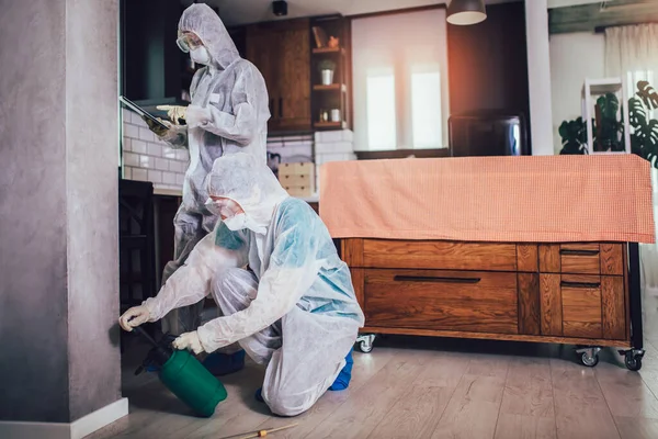 Spécialistes Combinaisons Protection Font Désinfection Lutte Antiparasitaire Dans Appartement — Photo