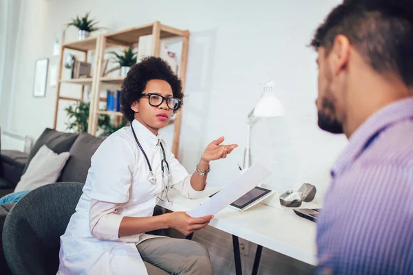 Afrikalı Amerikalı Doktor Erkek Hastayla Konuşuyor — Stok fotoğraf