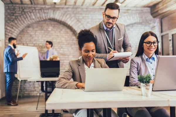 Grupo Empresarios Que Trabajan Oficina Discuten Nuevas Ideas — Foto de Stock