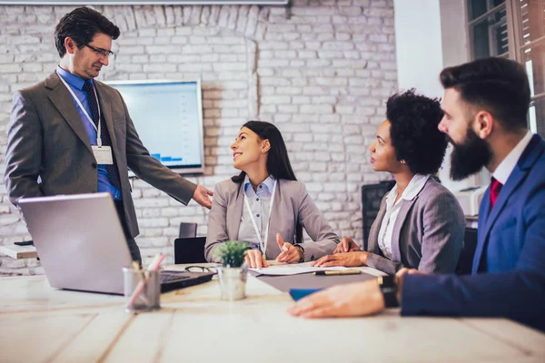 Pareja Joven Consulta Con Gerente Del Banco — Foto de Stock