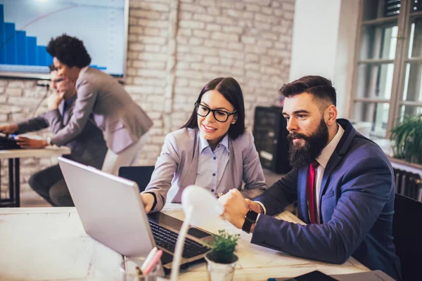 Grupo Empresarios Que Trabajan Oficina Discuten Nuevas Ideas — Foto de Stock