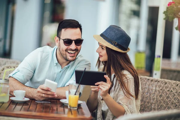 Glückliches Junges Paar Kauft Online Ein Während Einem Café Sitzt — Stockfoto