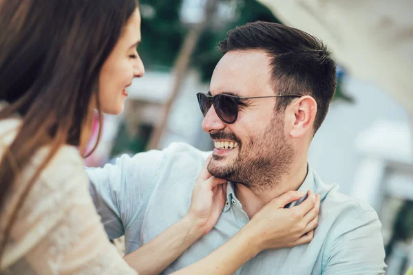 Piękna Kochająca Się Para Siedzi Kawiarni Ciesząc Się Kawą Conversatio — Zdjęcie stockowe