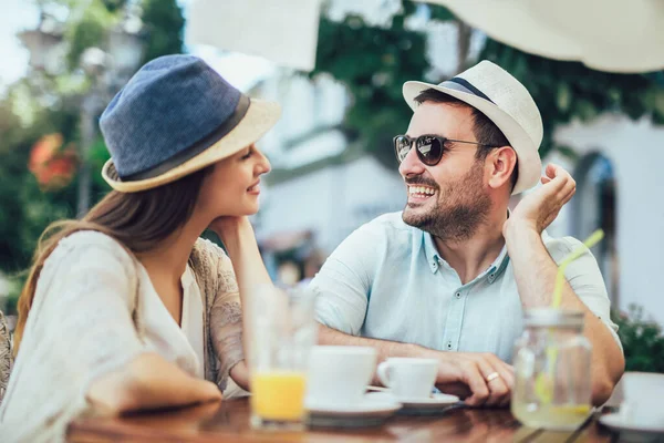 Schönes Liebespaar Sitzt Einem Café Und Genießt Kaffee Und Gespräche — Stockfoto