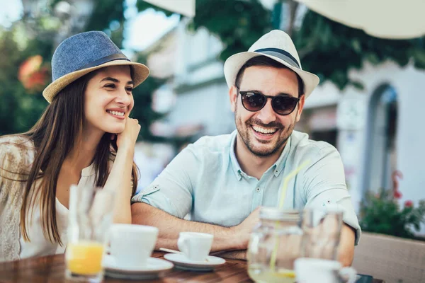 Hermosa Pareja Amorosa Sentada Café Disfrutando Café Conversatio — Foto de Stock