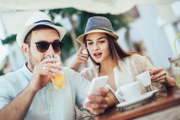 Hermosa Pareja Amorosa Sentada Café Disfrutando Café Usando Teléfono —  Fotos de Stock