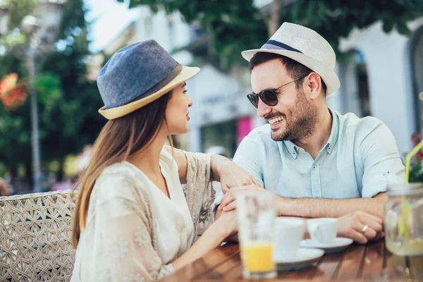 Schönes Liebespaar Sitzt Einem Café Und Genießt Kaffee Und Gespräche — Stockfoto