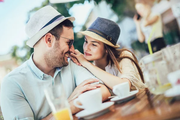 Schönes Liebespaar Sitzt Einem Café Und Genießt Kaffee Und Gespräche — Stockfoto