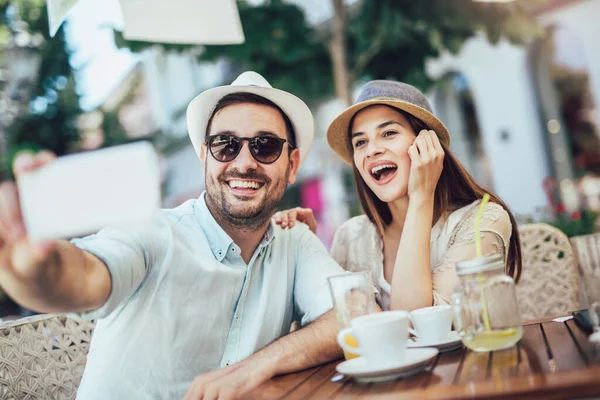 Hermosa Pareja Amorosa Sentada Café Disfrutando Café Usando Teléfono Hacer —  Fotos de Stock