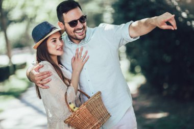 Eğleniyor ve açık havada birlikte gülen genç Çift