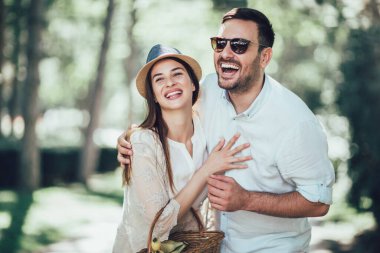 Eğleniyor ve açık havada birlikte gülen genç Çift