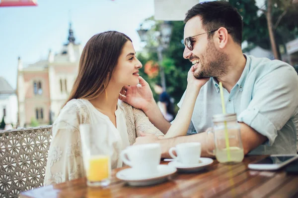 Schönes Liebespaar Sitzt Einem Café Und Genießt Kaffee Und Gespräche — Stockfoto