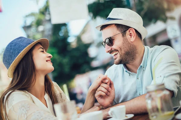 Hermosa Pareja Amorosa Sentada Café Disfrutando Café Conversatio —  Fotos de Stock