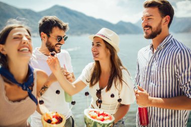 Plajda kokteyl içen arkadaşlar yaz tatilinde eğleniyorlar.