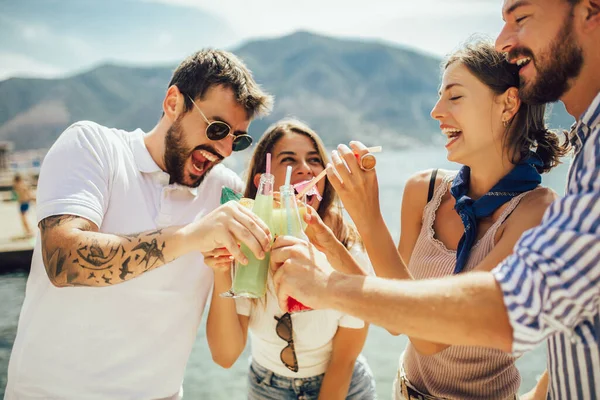 Freunde Strand Trinken Cocktails Und Amüsieren Sich Sommerurlaub — Stockfoto