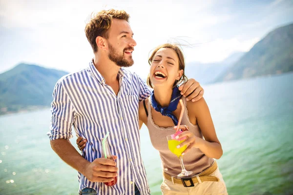 Smukt Par Har Det Sjovt Stranden Drikker Cocktails Smiler - Stock-foto