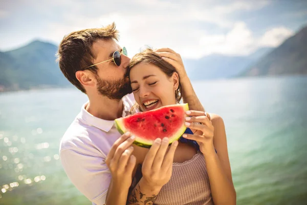 Jong Glimlachen Paar Eten Watermeloen Het Strand Het Hebben Van — Stockfoto