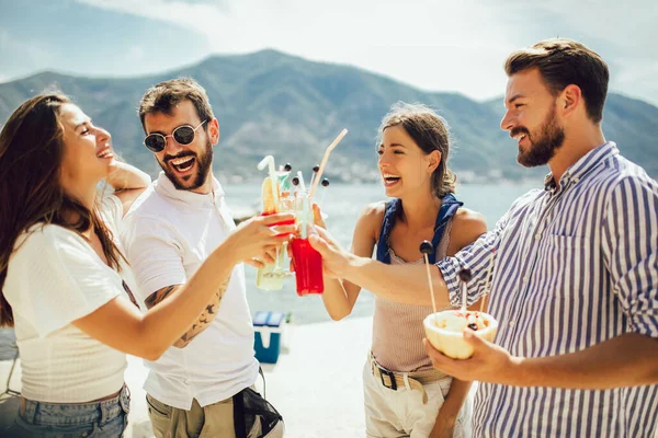 Vrienden Het Strand Drinken Cocktails Tijdens Zomervakantie — Stockfoto