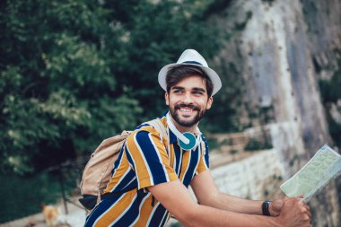 Sırt çantalı yakışıklı sakallı turist şehir boyunca seyahat ediyor.. 