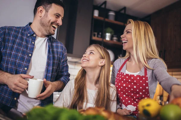 Chica Sus Hermosos Padres Están Cortando Verduras Sonriendo Mientras Cocinan —  Fotos de Stock