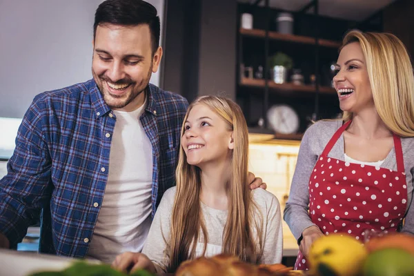 Chica Sus Hermosos Padres Están Cortando Verduras Sonriendo Mientras Cocinan —  Fotos de Stock