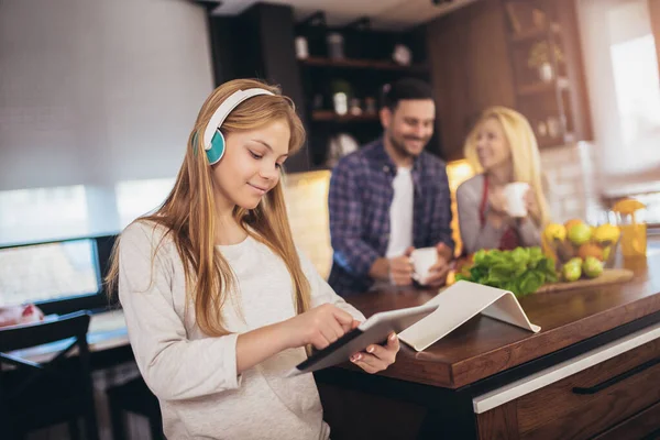 Menina Feliz Ouvir Música Verificando Tablet Digital Seus Pais Estão — Fotografia de Stock