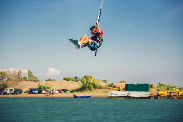Kiter Profissional Faz Truque Difícil Rio Kitesurfing Kiteboarding Fotos Ação — Fotografia de Stock