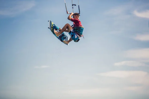 Profesjonalnych Kiter Sprawia Trudne Podstęp Piękne Tła Kitesurfing Kiteboarding Akcji — Zdjęcie stockowe