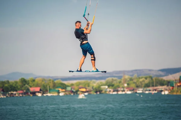 Kiter Profissional Faz Truque Difícil Rio Kitesurfing Kiteboarding Fotos Ação — Fotografia de Stock