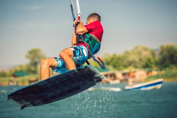 Kiter Profesional Hace Truco Difícil Río Kitesurf Kiteboarding Fotos Acción —  Fotos de Stock