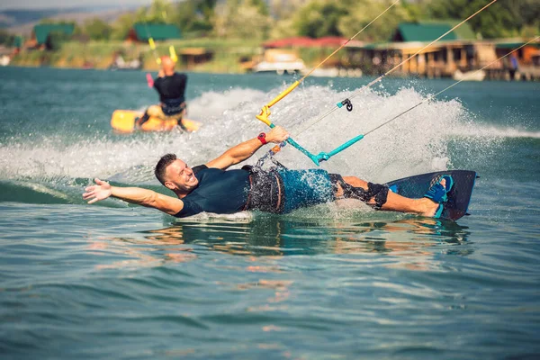 Profesionální Drak Dělá Obtížný Trik Řece Kitesurfing Kiteboarding Akční Fotky — Stock fotografie