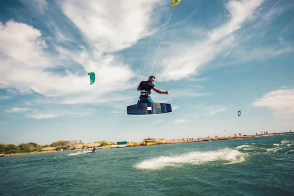 Profesjonalnych Kiter Sprawia Trudne Podstęp Piękne Tła Kitesurfing Kiteboarding Akcji — Zdjęcie stockowe