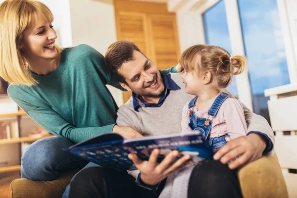 Libro Lectura Familiar Feliz Casa Divertirse — Foto de Stock