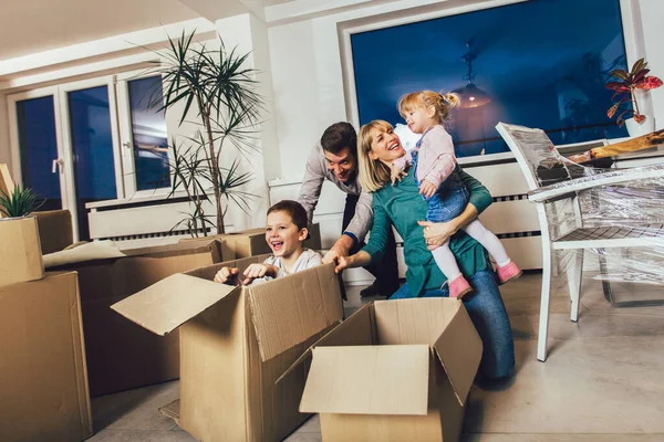 Happy Family Moving Home Boxes — Stock Photo, Image