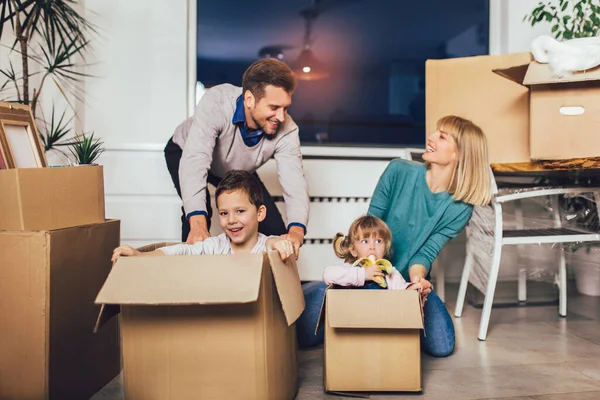 Happy Family Moving Home Boxes — Stock Photo, Image