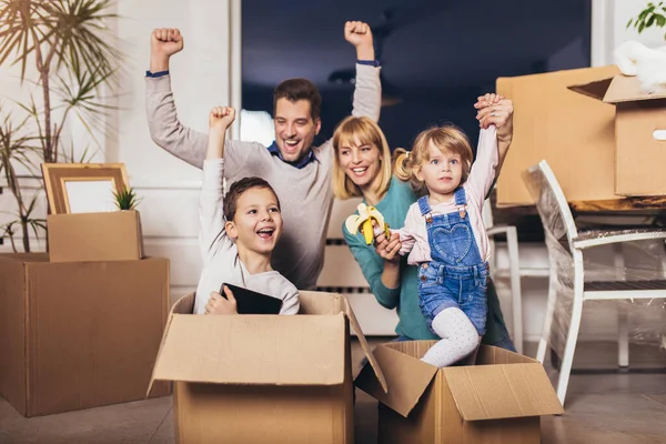 Ευτυχισμένη Οικογένεια Που Μετακομίζει Σπίτι Κουτιά Τριγύρω — Φωτογραφία Αρχείου