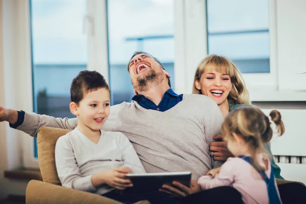 Retrato Familia Feliz Jugando Con Tableta Casa Divertirse Enfoque Selectivo — Foto de Stock