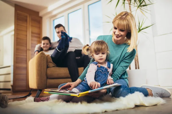 Mutlu bir aile evdeki oturma odasında eğleniyor ve gülüyor. Seçici odak.
